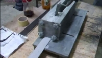 این دستگاه فرآیند مالیدن چسب (چسبناک) روی نوارهای FRP را به طور اتوماتیک انجام داده و فرآید را تسریع می بخشد. این دستگاه فرآیند مالیدن چسب (چسبناک) روی نوارهای FRP را به طور اتوماتیک انجام داده و فرآید را تسریع می بخشد.