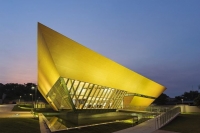 ساختمانی با طراحی منحصر بفرد و زیبا 