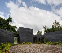 طراحی و ساخت خانه ای با بتن سیاه