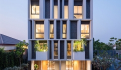 خانه در شهر با باغ و نمای بتنی خانه در شهر با باغ و نمای بتنی