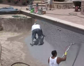 اجرای ۰ تا ۱۰۰ استخر از مرحله گودبرداری، آرماتور بندی تا شاتکریت و عایق بندی و محوطه سازی