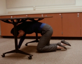 اقدامات لازم حین وقوع زلزله -پارت 1: اگر یک میز در نزدیکی شما قرار دارد (ترجمه و دوبله اختصاصی موسسه 808)