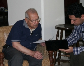 قسمتی از مستند مصاحبه رادیو 808 با مرحوم مهندس علی اکبر معین فر (پدر مهندسی زلزله ایران) -سطح آشنایی ایشان با اینترنت و کامپیوتر و کار با اپلیکیشن قسمتی از مستند مصاحبه رادیو 808 با مرحوم مهندس علی اکبر معین فر (پدر مهندسی زلزله ایران) -سطح آشنایی ایشان با اینترنت و کامپیوتر و کار با اپلیکیشن