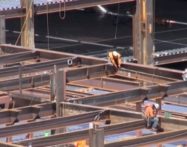 مراحل تیر ریزی و نصب شاه تیر ها و تیرهای فرعی در اسکلت فلزی