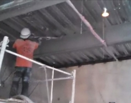 اسپری کردن لایه مقاوم در برابر حریق در زیر سقف عرشه فولادی