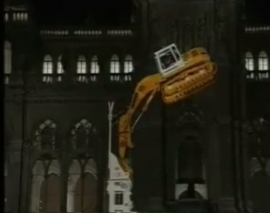 مسابقات بسیار سخت و مشکل بالا رفتن تنه درختی با بیل مکانیکی در آلمان