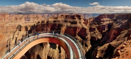 پل شیشه ای نعلی شکل برفراز گراند کانیون آمریکا