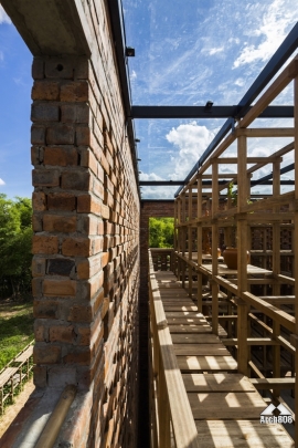 استودیو قرمز مایل به قهوه ای Terra Cotta Studio