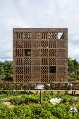 استودیو قرمز مایل به قهوه ای Terra Cotta Studio