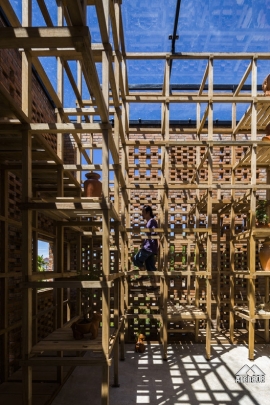 استودیو قرمز مایل به قهوه ای Terra Cotta Studio