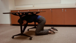 اقدامات لازم حین وقوع زلزله -پارت 1: اگر یک میز در نزدیکی شما قرار دارد (ترجمه و دوبله اختصاصی موسسه 808)